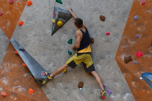 ボルダリングする男性